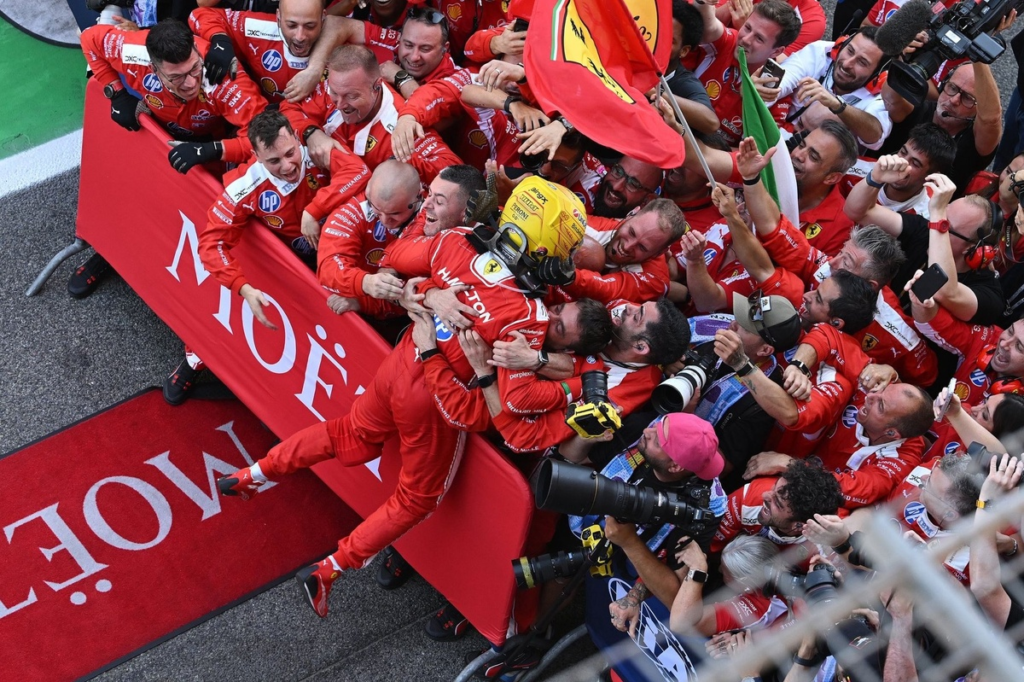 El presidente de Ferrari elogia a Hamilton tras su emotiva victoria en Barcelona F1 #F1 #FVDigital