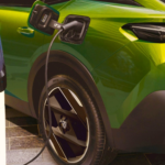 Hasta 97 km en modo eléctrico para el día a día y motor de gasolina para viajar: así es la fórmula híbrida enchufable de Peugeot