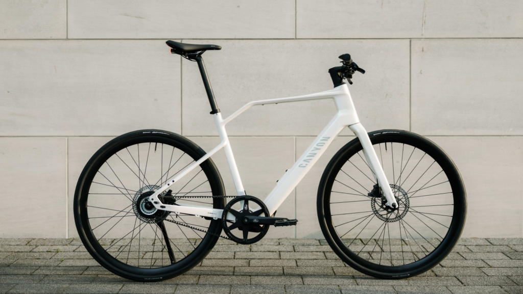 Esta nueva bicicleta eléctrica tiene una estética que nos recuerda a las que usa el ciclista Mathieu van der Poel en competición