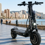 ¿Patinete eléctrico o Fórmula 1? La sorprendente fuga de un conductor en Benidorm