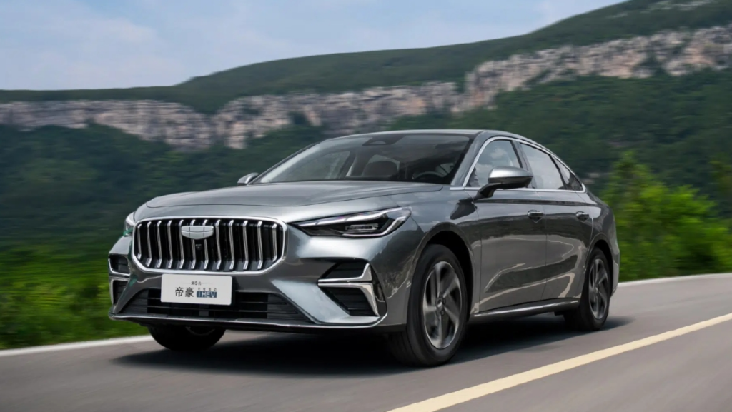 Gasta menos que mechero, tiene la etiqueta ECO y solo cuesta 11.200 €: la nueva berlina de Geely que podría llegar a España