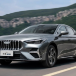 Gasta menos que mechero, tiene la etiqueta ECO y solo cuesta 11.200 €: la nueva berlina de Geely que podría llegar a España