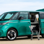 El ID. Buzz gana una nueva vida lejos de la ciudad: Volkswagen lo acerca (y mucho) al mundo camper con un extra muy económico