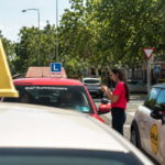 Las autoescuelas se hartan de la "profunda deslealtad" de la DGT por las listas de espera