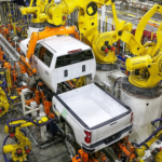 Una fábrica de coches eléctricos despide a 1.000 trabajadores y compra 50 robots a cambio porque "mejoran la seguridad"