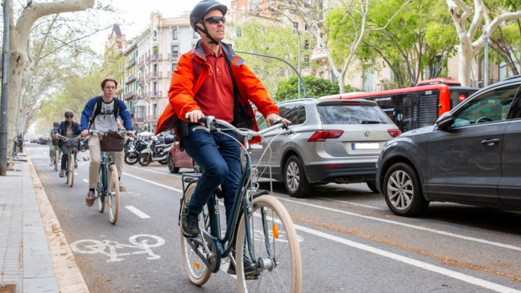 Chalecos, cascos y carriles especiales, la DGT actualiza las reglas de circulación con especial atención a patinetes y bicicletas