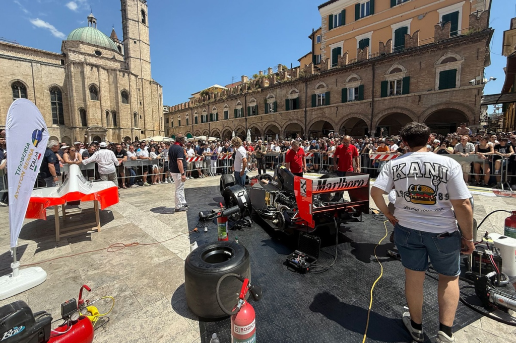 Más de 2.000 personas vibran con el rugido del McLaren de Senna en una plaza #F1 #FVDigital