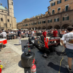 Más de 2.000 personas vibran con el rugido del McLaren de Senna en una plaza #F1 #FVDigital