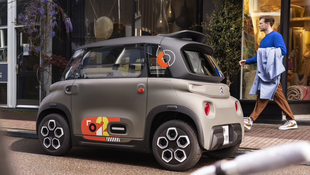 Stellantis cierra la puerta a alternativas 'clásicas': sólo habrá eléctricos en su serie de coches más baratos (15.000€)