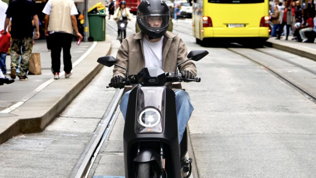 Circular en moto por el arcén: la DGT aclara cuándo, cómo y en qué condiciones se permite