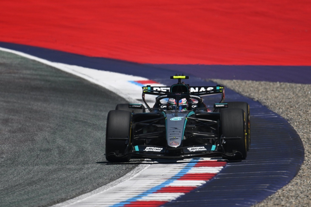 Mercedes lidera una FP1 de Austria que acaba con bandera roja; Alonso, último #F1 #FVDigital