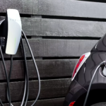 Los propietarios de coches eléctricos pueden poner un cargador en un garaje comunitario sin permiso, y lo confirma la Ley de Propiedad Horizontal