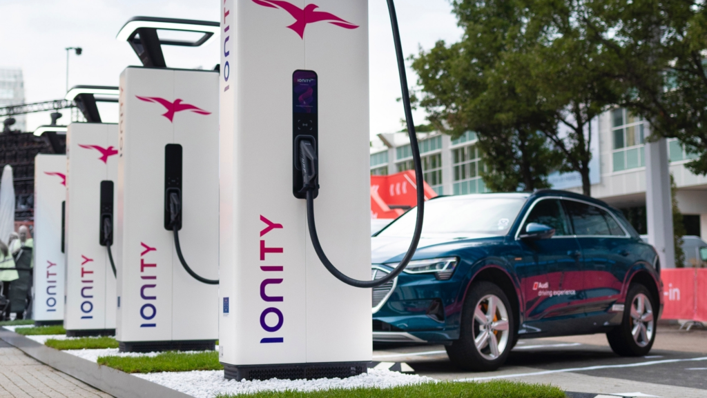 El coche eléctrico se topa con un gran problema en España: el 71% de los municipios no tiene ni un solo punto de carga