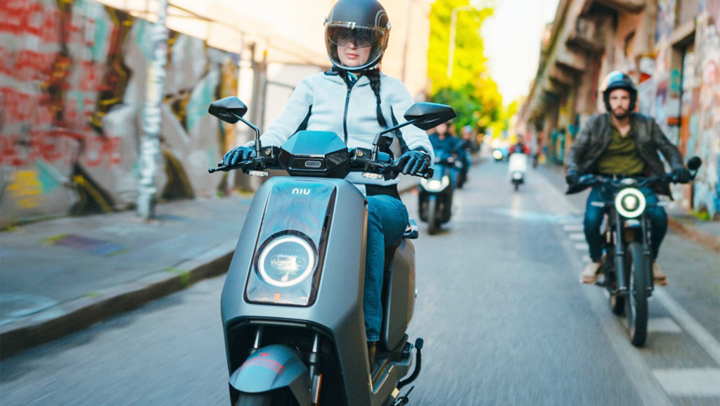 NIU afronta junio con matricula y seguro gratis para su scooter más versátil, y descuentos de hasta 800 euros en su gama de motos eléctricas