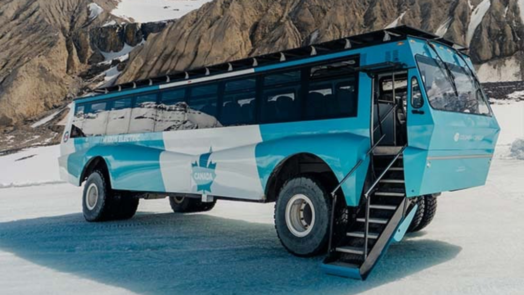 Con una batería de 528 kWh y 52 asientos este es el primer autobús 100% eléctrico para explorar glaciares