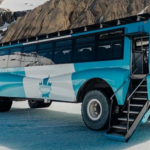 Con una batería de 528 kWh y 52 asientos este es el primer autobús 100% eléctrico para explorar glaciares