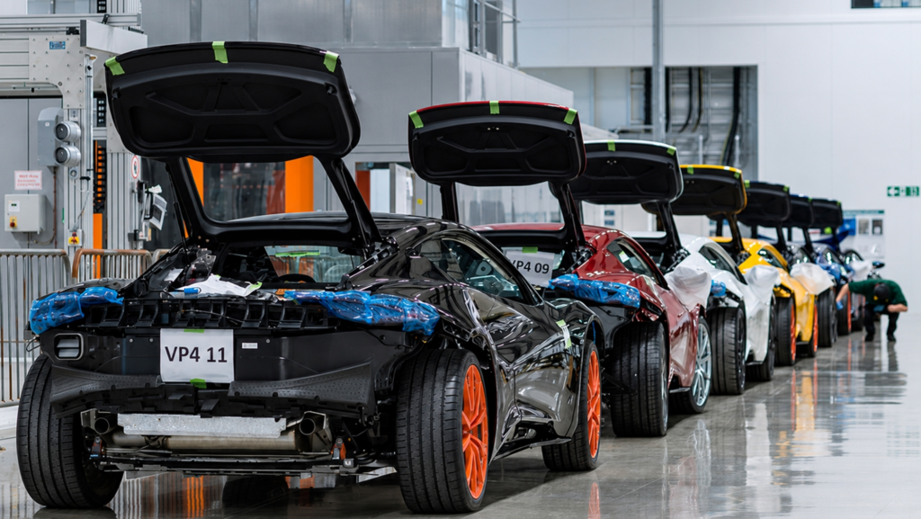 Lotus empieza a corregir el error de querer ser solo eléctrica: su fábrica ya trabaja en otra dirección