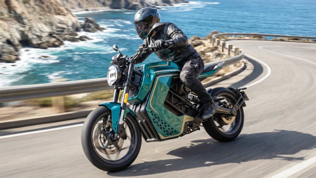 El mundo se está llenando de motos eléctricas: esta naked por 4.000 € y 100 km de autonomía es la alternativa al scooter