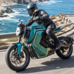 El mundo se está llenando de motos eléctricas: esta naked por 4.000 € y 100 km de autonomía es la alternativa al scooter