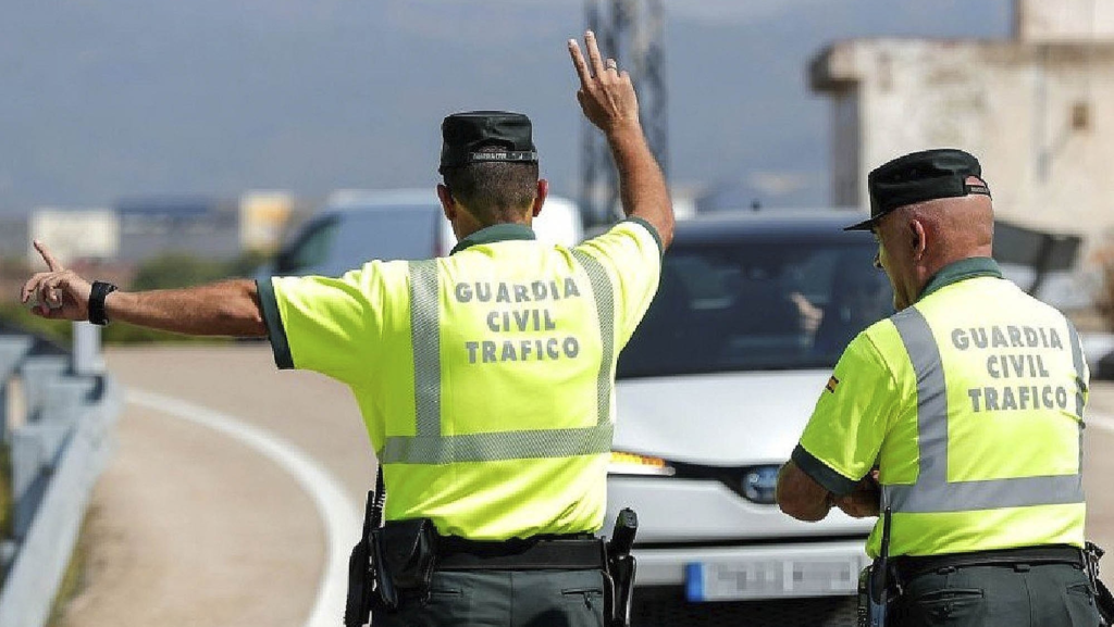 La DGT pone el foco en los coches eléctricos e híbridos en plena ola de calor: con 40 grados, una batería nueva también puede venirse abajo