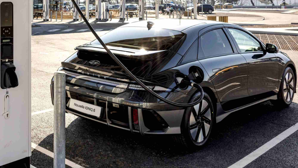 6 horas de límite: multas para los coches eléctricos que ocupen un cargador demasiado tiempo