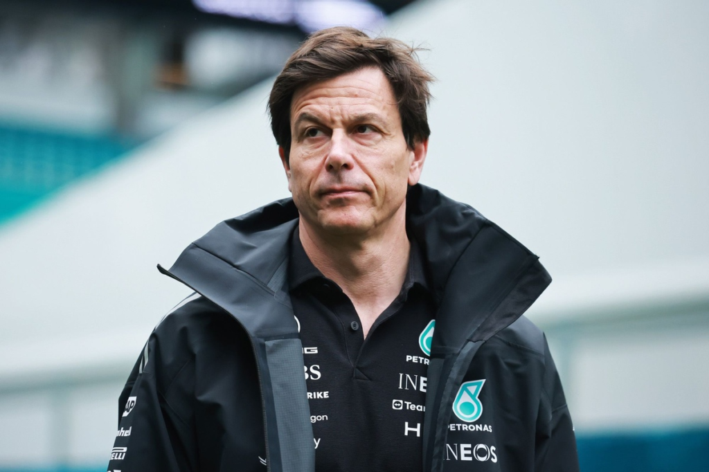 Toto Wolff es “demasiado listo” para fichar a Verstappen, dice Steiner #F1 #FVDigital