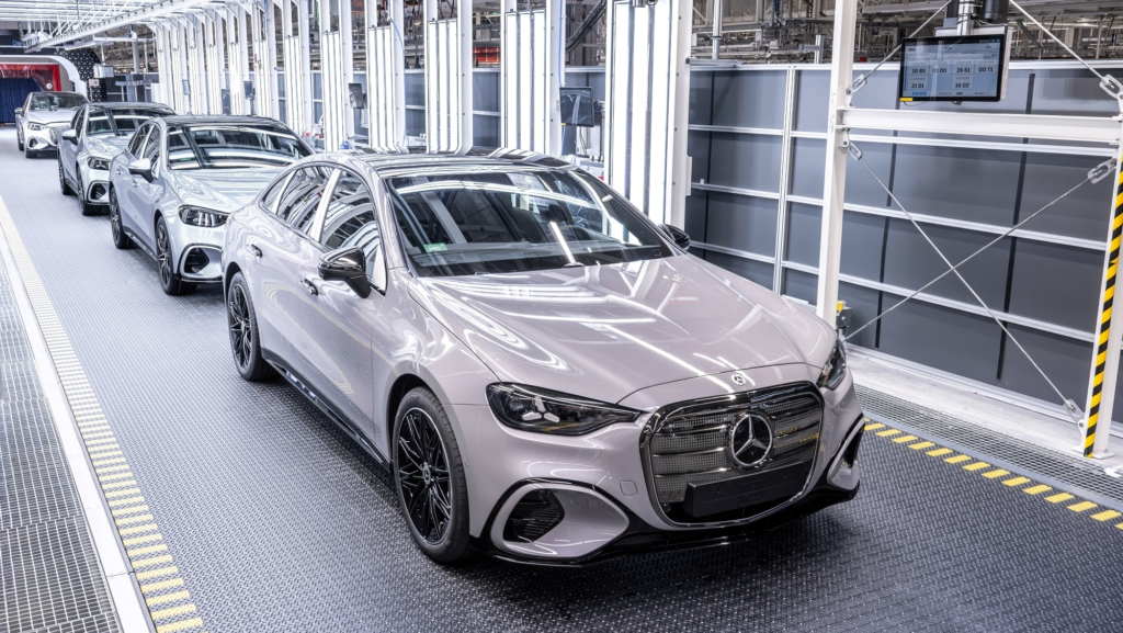 Mercedes comienza en Hungría la producción de su mejor coche eléctrico tras gastarse más de 1.000 millones de euros