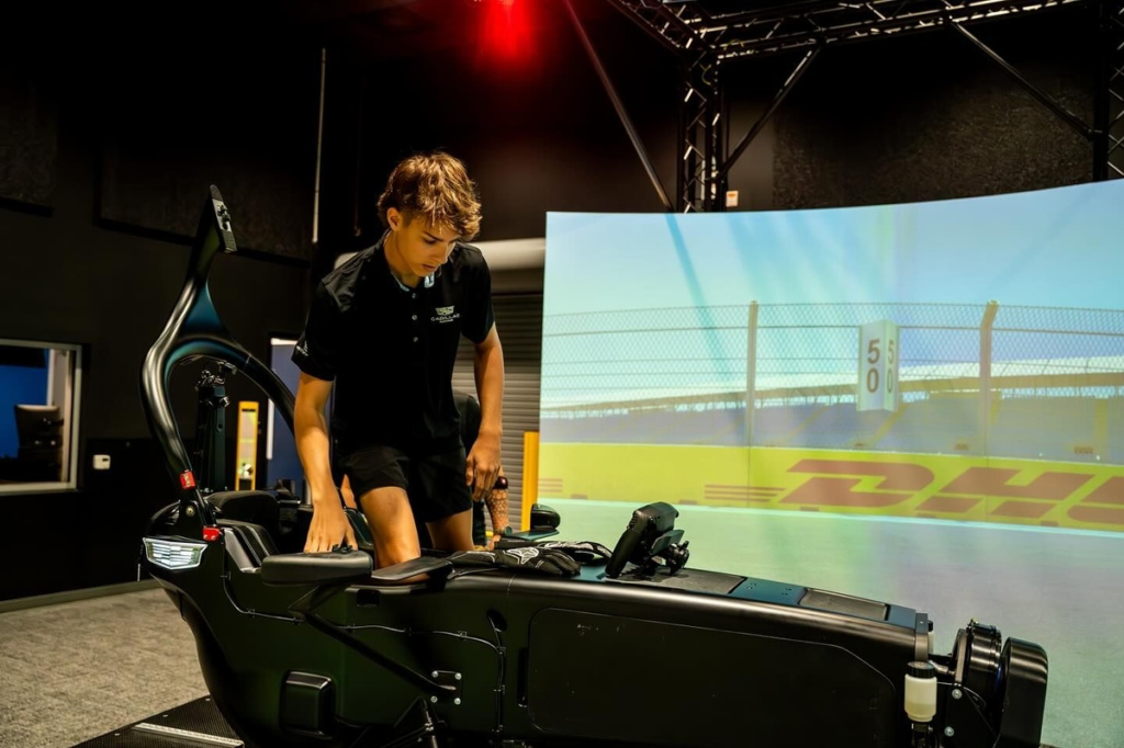 Cadillac F1 elige a un joven piloto de 16 años para desarrollo en el simulador #F1 #FVDigital