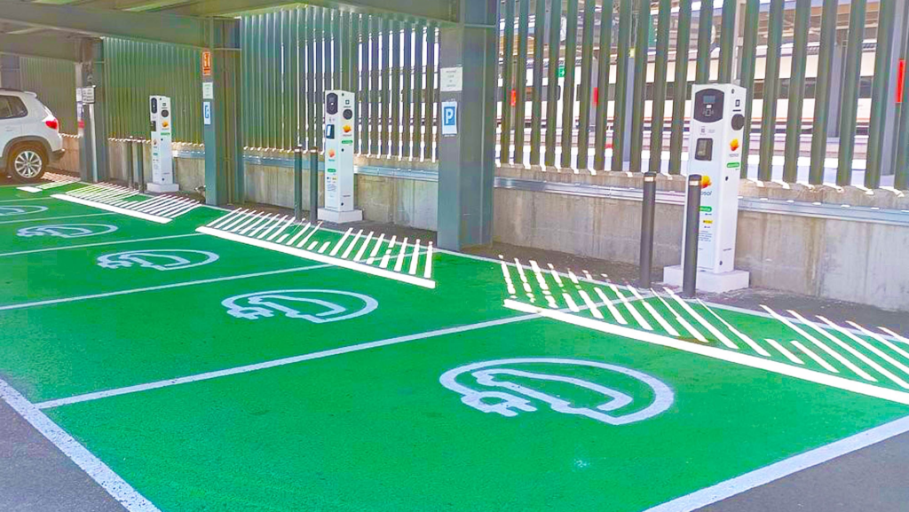 Adif quiere cambiar para siempre los viajes en coche eléctrico en España convirtiendo sus estaciones de tren en estaciones de recarga