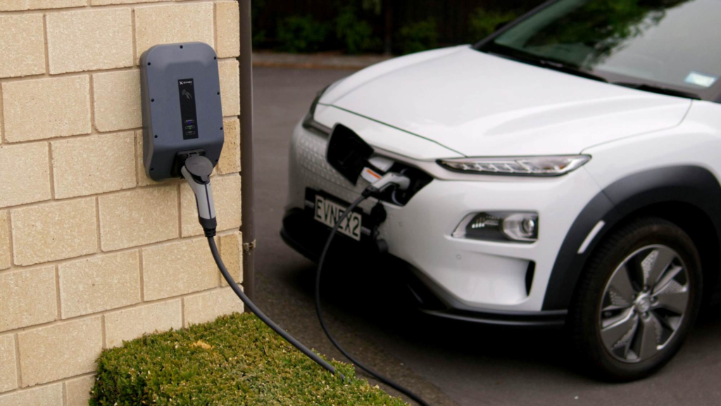 Ya es oficial: los coches eléctricos pagarán un nuevo impuesto por cada kilómetro recorrido a partir de 2028