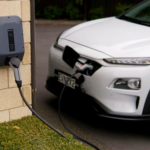 Ya es oficial: los coches eléctricos pagarán un nuevo impuesto por cada kilómetro recorrido a partir de 2028