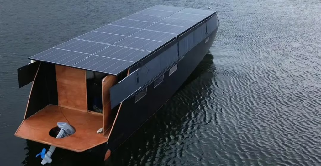 3.000 millas náuticas sin combustible fósil, el yate solar de 11 metros llega a Mazarrón