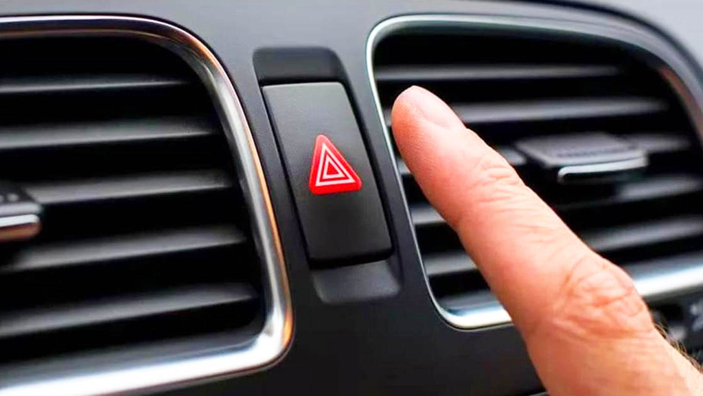 La DGT confirma que pulsar este botón antes de detener el coche no te protege: la multa puede alcanzar los 200 euros