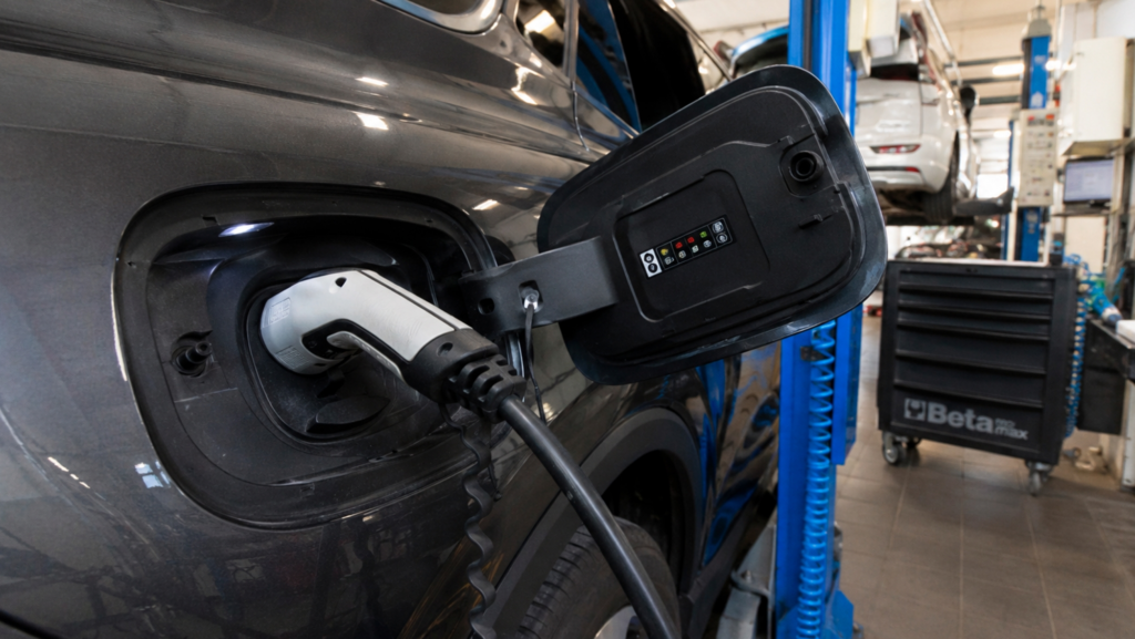 La transición al coche eléctrico abre una grieta cada vez mayor entre los talleres españoles: apenas uno de cada cinco está preparado para ello