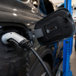 La transición al coche eléctrico abre una grieta cada vez mayor entre los talleres españoles: apenas uno de cada cinco está preparado para ello