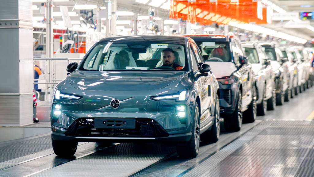 Volvo da 'luz verde' a las entregas de su coche eléctrico más importante, un SUV de 810 km de autonomía y 64.900€