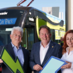 Un invento de 1923, la solución de este aeropuerto para cargar sus autobuses eléctricos
