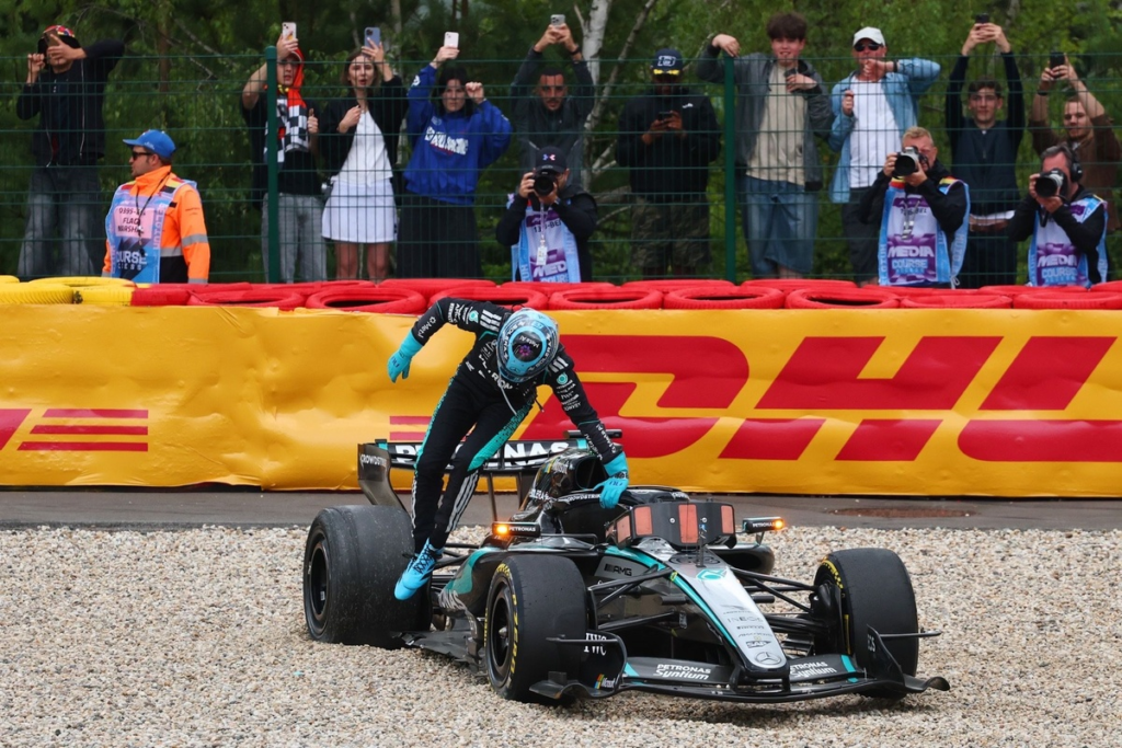 Vídeo: KO de Russell tras tocarse con Hamilton; golpe al mundial #F1 #FVDigital
