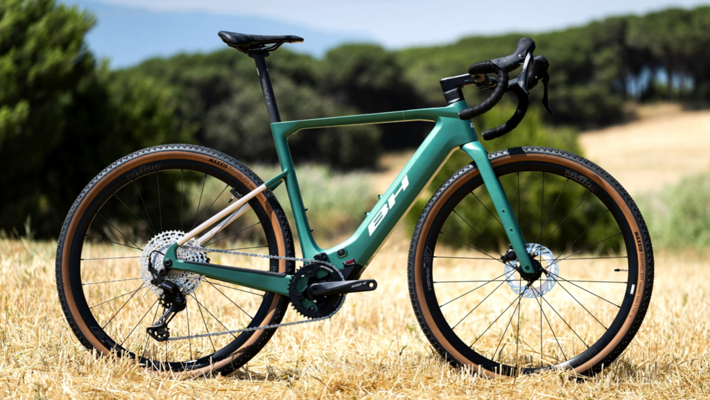 Una de las mejores bicicletas eléctricas españolas de gravel se actualiza, con motor Bosch, fibra de carbono y, además, bajando de precio