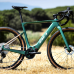 Una de las mejores bicicletas eléctricas españolas de gravel se actualiza, con motor Bosch, fibra de carbono y, además, bajando de precio