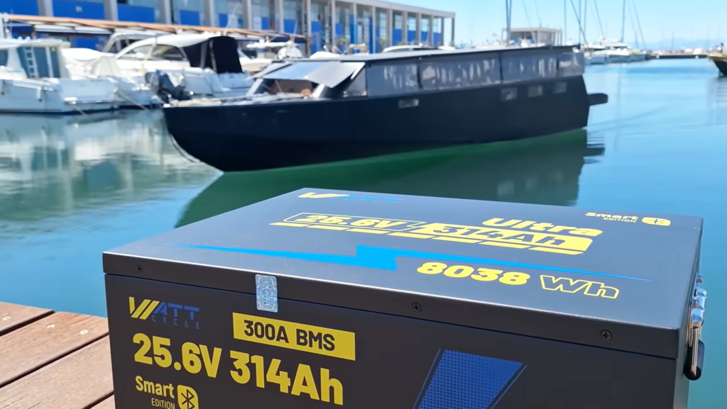 Parece una narcolancha pero es un extraño barco solar que ha llegado a Almería tras más de 6.000 km sin gastar combustible