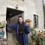 María (32 años) compró una casa por 6.000 € y ahora vive sin red eléctrica, con placas solares y agua por 6 € al año