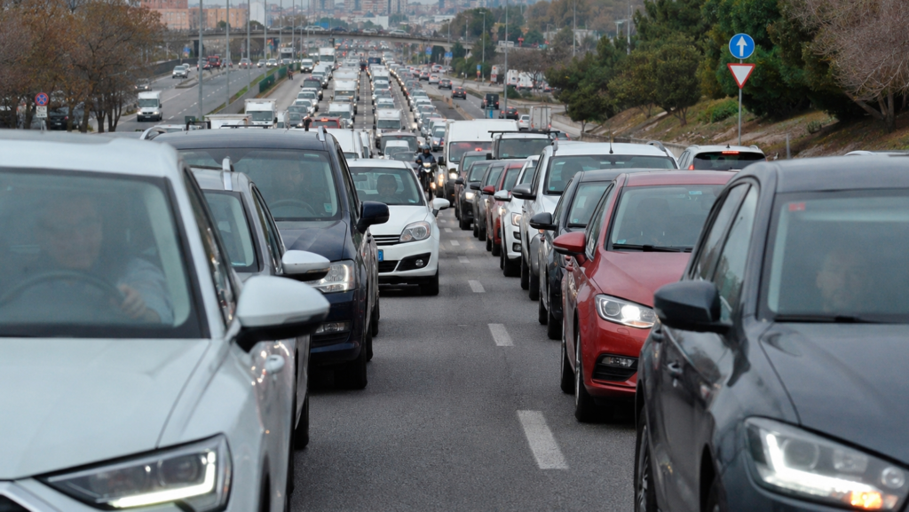 La DGT obliga a cambiar cómo nos colocamos en un atasco: la norma entra en vigor en octubre