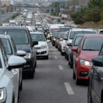 La DGT obliga a cambiar cómo nos colocamos en un atasco: la norma entra en vigor en octubre
