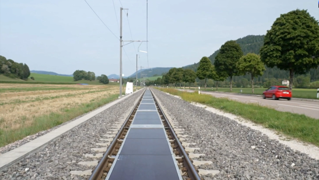 11.000 trenes circulando sobre 48 paneles solares: la llamativa ingeniería suiza que aspira a generar 1 TWh al año