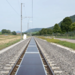 11.000 trenes circulando sobre 48 paneles solares: la llamativa ingeniería suiza que aspira a generar 1 TWh al año