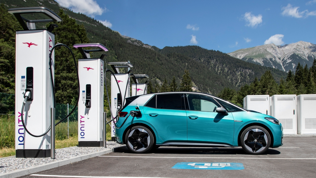 Cargar un coche eléctrico en España tiene un problema que va más allá de encontrar un enchufe: la CNMC alerta sobre quién controla realmente la red