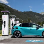 Cargar un coche eléctrico en España tiene un problema que va más allá de encontrar un enchufe: la CNMC alerta sobre quién controla realmente la red