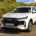 ¿4,2 L/100 km y desde 19.990 €? Así hace un Madrid-Barcelona este SUV híbrido fabricado en España