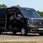 Esta camper eléctrica con 410 km de autonomía tiene un equipamiento que la convierte en una autocaravana para 4 personas muy manejable
